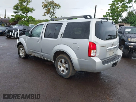 2012 Nissan Pathfinder S z VIN 5N1AR1NN7CC631069, wystawiony jako IAAI lot #39690253 z przebiegiem 135 828 mil mil oraz . Historia ofert i sprzedaży dostępna na DreamBid. Obrazek 3.