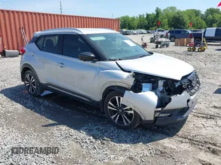 2019 Nissan Kicks SR z VIN 3N1CP5CU0KL498990, wystawiony jako IAAI lot #42160949 z przebiegiem 111 094 mil mil oraz . Historia ofert i sprzedaży dostępna na DreamBid. Obrazek 1.