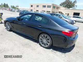 2018 BMW 5 Series 530i z VIN WBAJA5C51JWA56680, wystawiony jako IAAI lot #42273066 z przebiegiem 39 789 mil mil oraz . Historia ofert i sprzedaży dostępna na DreamBid. Obrazek 3.