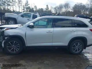 2019 Toyota Highlander SE with VIN 5TDJZRFH4KS597505, listed as a IAAI auction lot 41504122 with 59,347 mi miles. Bid and sale history available at carsss.com. Image 14.