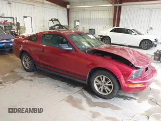2005 Ford Mustang Deluxe z VIN 1ZVFT80N855168195, wystawiony jako IAAI lot #42041787 z przebiegiem 103 600 mil mil oraz . Historia ofert i sprzedaży dostępna na DreamBid. Obrazek 1.