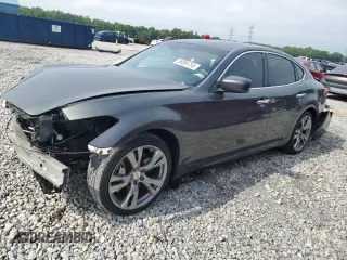 2013 Infiniti M z VIN JN1BY1AP1DM511253, wystawiony jako Copart lot #56864755 z przebiegiem 180 239 mil mil oraz Szkoda całkowita • Salvage title. Historia ofert i sprzedaży dostępna na DreamBid. Obrazek 1.