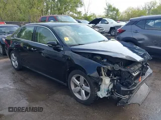 2012 Volkswagen Passat SE z VIN 1VWBP7A37CC005654, wystawiony jako IAAI lot #42019336 z przebiegiem 199 228 mil mil oraz . Historia ofert i sprzedaży dostępna na DreamBid. Obrazek 1.