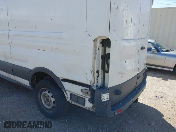 2016 Ford Transit Cargo z VIN 1FTYR2CG7GKB54149, wystawiony jako IAAI lot #41631962 z przebiegiem 151 824 mil mil oraz . Historia ofert i sprzedaży dostępna na DreamBid. Obrazek 17.