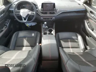 2023 Nissan Altima SR z VIN 1N4BL4CV9PN389352, wystawiony jako Copart lot #49102345 z przebiegiem 42 227 mil mil oraz Czysty tytuł • Clean title. Historia ofert i sprzedaży dostępna na DreamBid. Obrazek 8.