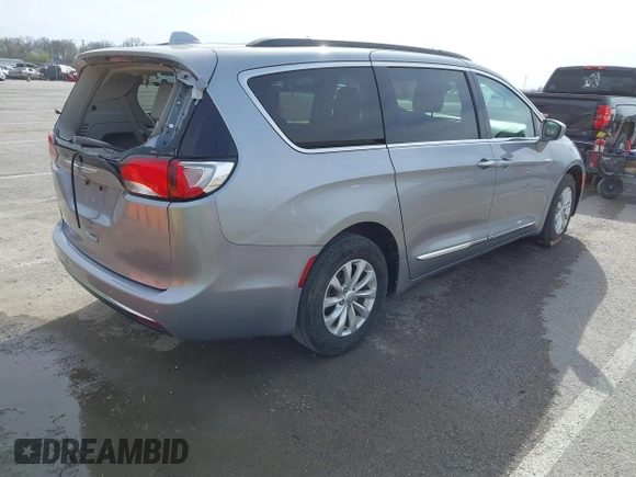 2017 Chrysler Pacifica Touring L z VIN 2C4RC1BG2HR503660, wystawiony jako IAAI lot #41856205 z przebiegiem 78 913 mil mil oraz . Historia ofert i sprzedaży dostępna na DreamBid. Obrazek 4.