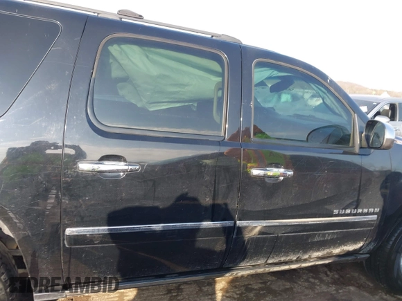 2010 Chevrolet Suburban LTZ with VIN 1GNUCKE07AR276807, listed as a IAAI auction lot 40987330 with 196,618 mi miles. Bid and sale history available at carsss.com. Image 13.
