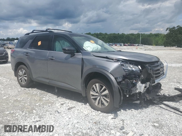 2024 Nissan Pathfinder SL z VIN 5N1DR3CAXRC261317, wystawiony jako Copart lot #56795365 z przebiegiem 21 939 mil mil oraz Szkoda całkowita • Salvage title. Historia ofert i sprzedaży dostępna na DreamBid. Obrazek 4.