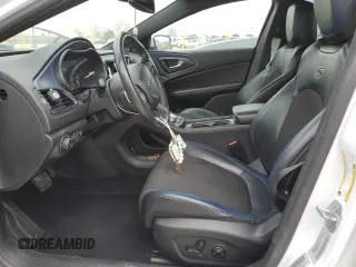 2016 Chrysler 200 S z VIN 1C3CCCBG4GN111295, wystawiony jako Copart lot #53568965 z przebiegiem 81 101 mil mil oraz Szkoda całkowita • Salvage title. Historia ofert i sprzedaży dostępna na DreamBid. Obrazek 7.