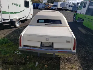 1995 Cadillac Fleetwood z VIN 1G6DW52P2SR700272, wystawiony jako Copart lot #77906824 z przebiegiem Nie podano mil oraz Szkody całkowita. Historia ofert i sprzedaży dostępna na DreamBid. Obrazek 6.