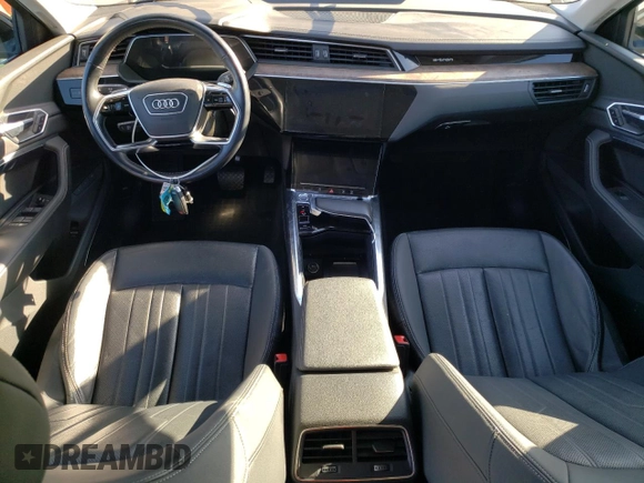 2019 Audi e-tron Premium Plus z VIN WA1LAAGEXKB011980, wystawiony jako Copart lot #44631595 z przebiegiem 68 699 mil mil oraz Szkoda całkowita • Salvage title. Historia ofert i sprzedaży dostępna na DreamBid. Obrazek 8.