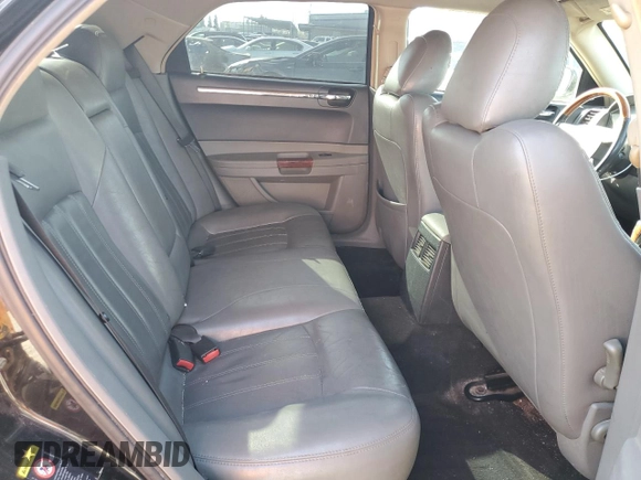2005 Chrysler 300 300C AWD z VIN 2C3AK63H55H672324, wystawiony jako Copart lot #48790925 z przebiegiem 258 543 mil mil oraz Szkoda całkowita • Salvage title. Historia ofert i sprzedaży dostępna na DreamBid. Obrazek 10.