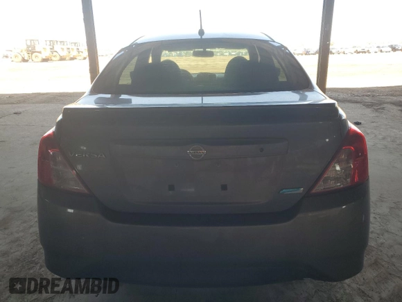 2016 Nissan Versa S z VIN 3N1CN7AP6GL884240, wystawiony jako Copart lot #63071695 z przebiegiem 48 761 mil mil oraz Czysty tytuł • Clean title. Historia ofert i sprzedaży dostępna na DreamBid. Obrazek 6.