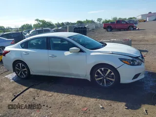 2017 Nissan Altima SV z VIN 1N4AL3AP0HC125959, wystawiony jako IAAI lot #42176500 z przebiegiem 146 838 mil mil oraz . Historia ofert i sprzedaży dostępna na DreamBid. Obrazek 13.
