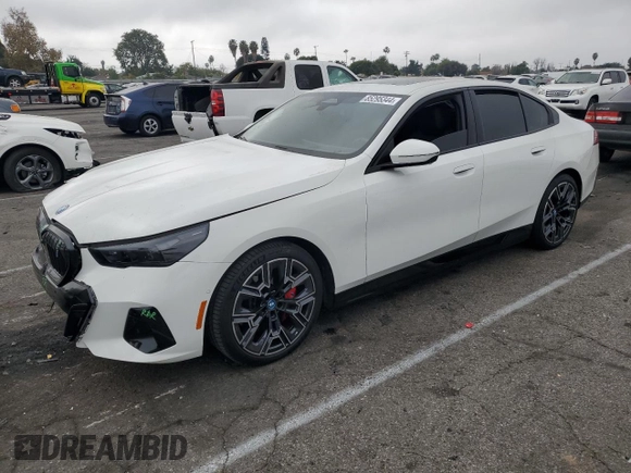 2024 BMW i5 eDrive40 z VIN WBY33FK04RCP62567, wystawiony jako Copart lot #85295344 z przebiegiem Nie podano mil oraz Szkody całkowita. Historia ofert i sprzedaży dostępna na DreamBid. Obrazek 1.