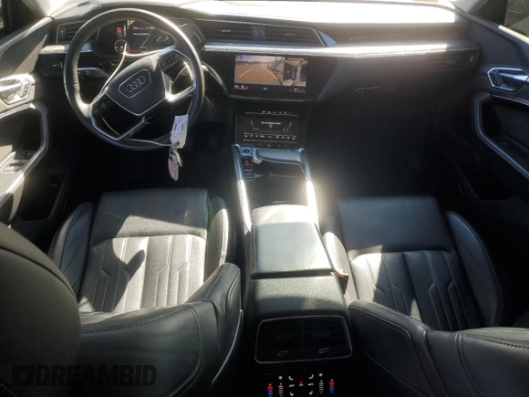 2021 Audi e-tron Prestige z VIN WA1VAAGE3MB020015, wystawiony jako Copart lot #48667165 z przebiegiem 55 428 mil mil oraz Szkody całkowita. Historia ofert i sprzedaży dostępna na DreamBid. Obrazek 8.