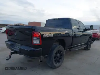 2022 Ram 2500 Big Horn z VIN 3C6UR5DL8NG125542, wystawiony jako IAAI lot #41881676 z przebiegiem 55 332 mil mil oraz . Historia ofert i sprzedaży dostępna na DreamBid. Obrazek 4.