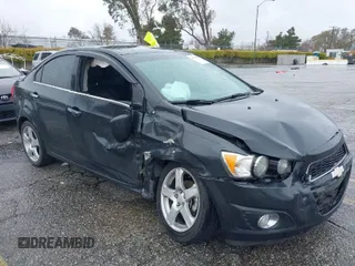 2015 Chevrolet Sonic LTZ z VIN 1G1JE5SB7F4211790, wystawiony jako IAAI lot #41789222 z przebiegiem 116 600 mil mil oraz . Historia ofert i sprzedaży dostępna na DreamBid. Obrazek 1.