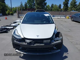 2020 Tesla Model 3 Long Range z VIN 5YJ3E1EB7LF628030, wystawiony jako IAAI lot #42357277 z przebiegiem 82 379 mil mil oraz . Historia ofert i sprzedaży dostępna na DreamBid. Obrazek 12.