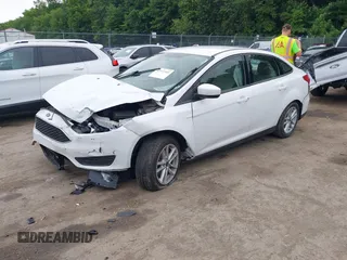 2018 Ford Focus SE z VIN 1FADP3F24JL247003, wystawiony jako IAAI lot #42531969 z przebiegiem 55 344 mil mil oraz . Historia ofert i sprzedaży dostępna na DreamBid. Obrazek 2.