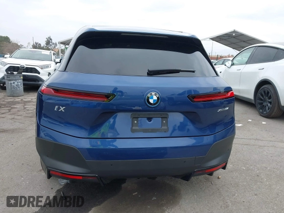 2024 BMW iX xDrive50 z VIN WB523CF05RCN71984, wystawiony jako IAAI lot #41469238 z przebiegiem 45 447 mil mil oraz . Historia ofert i sprzedaży dostępna na DreamBid. Obrazek 16.