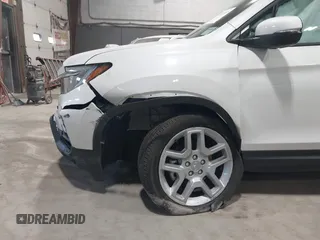 2025 Honda Passport EX-L z VIN 5FNYF8H5XSB017943, wystawiony jako IAAI lot #42027857 z przebiegiem 1822 mil mil oraz . Historia ofert i sprzedaży dostępna na DreamBid. Obrazek 6.