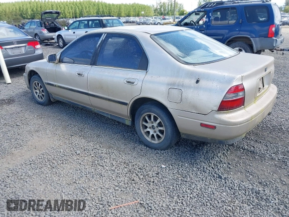 1995 Honda Accord LX with VIN 1HGCD563XSA013868, listed as a IAAI auction lot 42053028 with 184,181 mi miles and . Bid and sale history available at carsss.com. Image 3.