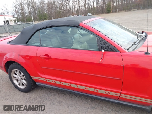 2007 Ford Mustang Deluxe with VIN 1ZVFT84N675296027, listed as a IAAI auction lot 41854793 with Not Provided miles and . Bid and sale history available at carsss.com. Image 6.