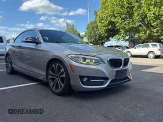 2015 BMW 2 Series 228i z VIN WBA1F5C59FV257027, wystawiony jako Copart lot #62222855 z przebiegiem 113 383 mil mil oraz Czysty tytuł • Clean title. Historia ofert i sprzedaży dostępna na DreamBid. Obrazek 1.