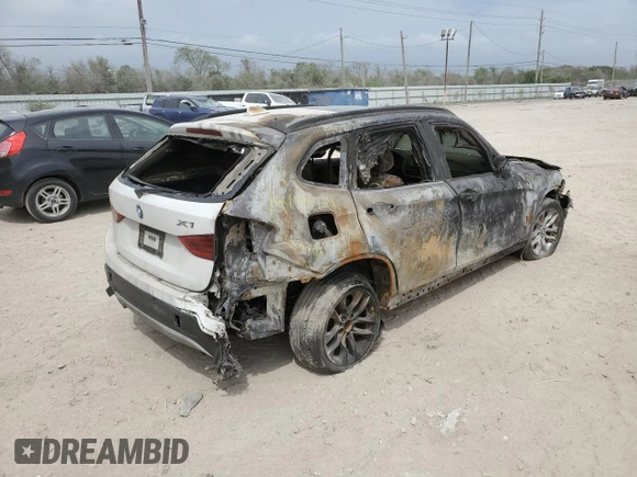 2015 BMW X1 xDrive28i z VIN WBAVL1C5XFVY32741, wystawiony jako Copart lot #70323344 z przebiegiem Nie podano mil oraz Szkoda całkowita • Salvage title. Historia ofert i sprzedaży dostępna na DreamBid. Obrazek 3.