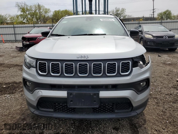 2024 Jeep Compass Latitude z VIN 3C4NJDBN7RT107047, wystawiony jako Copart lot #55265515 z przebiegiem 27 017 mil mil oraz Szkoda całkowita • Salvage title. Historia ofert i sprzedaży dostępna na DreamBid. Obrazek 5.