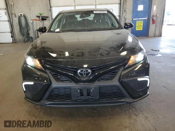 2023 Toyota Camry SE z VIN 4T1T11BK0PU104839, wystawiony jako Copart lot #57154545 z przebiegiem 30 982 mil mil oraz Szkoda całkowita • Salvage title. Historia ofert i sprzedaży dostępna na DreamBid. Obrazek 5.