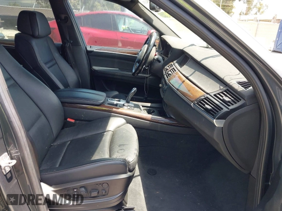 2013 BMW X5 xDrive50i z VIN 5UXZV8C5XD0C17142, wystawiony jako IAAI lot #42528433 z przebiegiem 84 886 mil mil oraz . Historia ofert i sprzedaży dostępna na DreamBid. Obrazek 5.