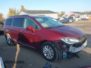 2017 Chrysler Pacifica Touring L z VIN 2C4RC1BG8HR820729, wystawiony jako IAAI lot #40556074 z przebiegiem 60 388 mil mil oraz . Historia ofert i sprzedaży dostępna na DreamBid. Obrazek 1.