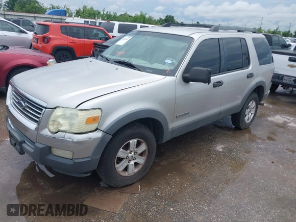 2006 Ford Explorer XLT z VIN 1FMEU63E96UA34987, wystawiony jako IAAI lot #42484509 z przebiegiem 225 228 mil mil oraz . Historia ofert i sprzedaży dostępna na DreamBid. Obrazek 2.