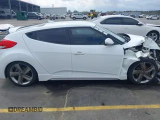 2013 Hyundai Veloster Turbo z VIN KMHTC6AE6DU112233, wystawiony jako IAAI lot #41869164 z przebiegiem 151 091 mil mil oraz . Historia ofert i sprzedaży dostępna na DreamBid. Obrazek 13.