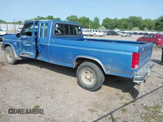 1985 Ford F-250 z VIN 1FTHX25L8FKA37064, wystawiony jako IAAI lot #42373947 z przebiegiem 12 428 mil mil oraz . Historia ofert i sprzedaży dostępna na DreamBid. Obrazek 3.