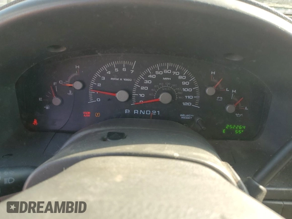 2004 Ford Expedition XLT with VIN 1FMPU16W34LB56716, listed as a Copart auction lot 42240145 with 252,264 mi miles and Clean Title. Bid and sale history available at carsss.com. Image 9.