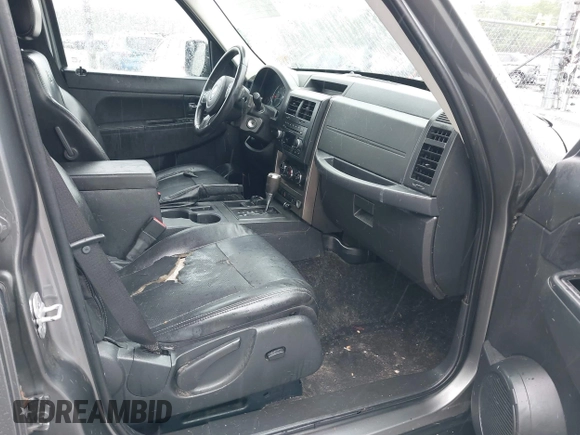 2012 Jeep Liberty Sport Latitude z VIN 1C4PJMAK1CW170372, wystawiony jako IAAI lot #42332614 z przebiegiem 109 860 mil mil oraz . Historia ofert i sprzedaży dostępna na DreamBid. Obrazek 5.