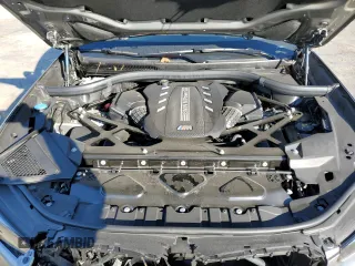 2022 BMW X5 M z VIN 5YMJU0C00N9M65330, wystawiony jako Copart lot #68525852 z przebiegiem Nie podano mil oraz . Historia ofert i sprzedaży dostępna na DreamBid. Obrazek 11.