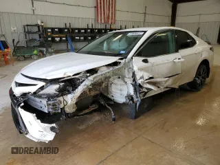 2023 Toyota Camry SE z VIN 4T1T11AKXPU091776, wystawiony jako Copart lot #49737235 z przebiegiem 57 507 mil mil oraz Czysty tytuł • Clean title. Historia ofert i sprzedaży dostępna na DreamBid. Obrazek 1.