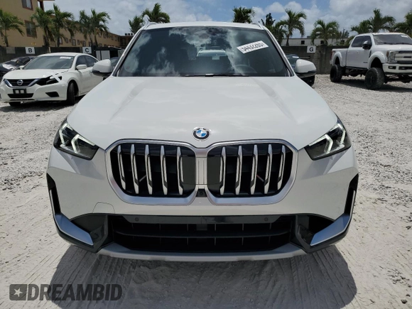 2025 BMW X1 xDrive28i z VIN WBX73EF01S5241553, wystawiony jako Copart lot #54432265 z przebiegiem 489 mil mil oraz Szkody całkowita. Historia ofert i sprzedaży dostępna na DreamBid. Obrazek 5.