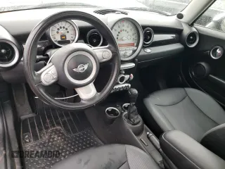 2009 MINI Hardtop z VIN WMWMF33509TW77714, wystawiony jako Copart lot #50618025 z przebiegiem 86 673 mil mil oraz Szkoda całkowita • Salvage title. Historia ofert i sprzedaży dostępna na DreamBid. Obrazek 8.