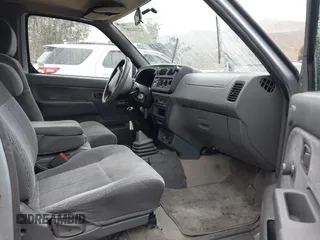2000 Nissan Frontier XE z VIN 1N6DD26S3YC366567, wystawiony jako IAAI lot #42104187 z przebiegiem 98 223 mil mil oraz . Historia ofert i sprzedaży dostępna na DreamBid. Obrazek 5.