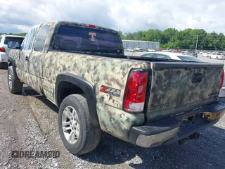 2005 Chevrolet Silverado 1500 Work Truck z VIN 1GCEK19V15Z101751, wystawiony jako IAAI lot #42387202 z przebiegiem 332 808 mil mil oraz . Historia ofert i sprzedaży dostępna na DreamBid. Obrazek 3.