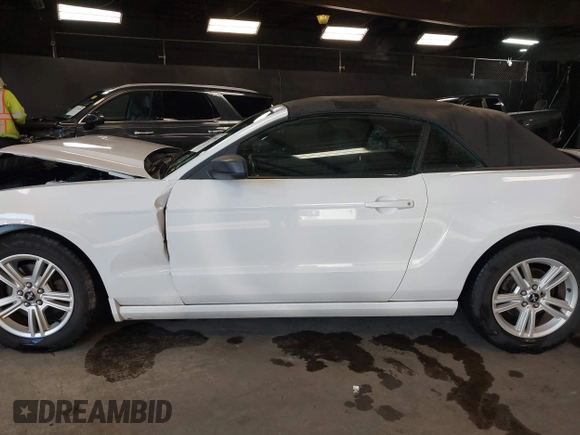 2014 Ford Mustang V6 with VIN 1ZVBP8EM4E5267406, listed as a IAAI auction lot 41752563 with 84,823 mi miles. Bid and sale history available at carsss.com. Image 14.