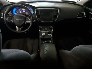 2015 Chrysler 200 Limited z VIN 1C3CCCAB0FN688507, wystawiony jako Copart lot #51295065 z przebiegiem 138 291 mil mil oraz Szkoda całkowita • Salvage title. Historia ofert i sprzedaży dostępna na DreamBid. Obrazek 8.