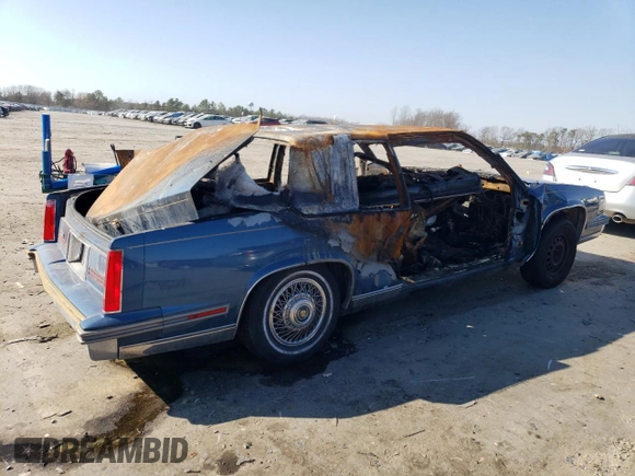 1988 Cadillac DeVille z VIN 1G6CD1156J4296091, wystawiony jako Copart lot #46307265 z przebiegiem Nie podano mil oraz Szkoda całkowita • Salvage title. Historia ofert i sprzedaży dostępna na DreamBid. Obrazek 3.