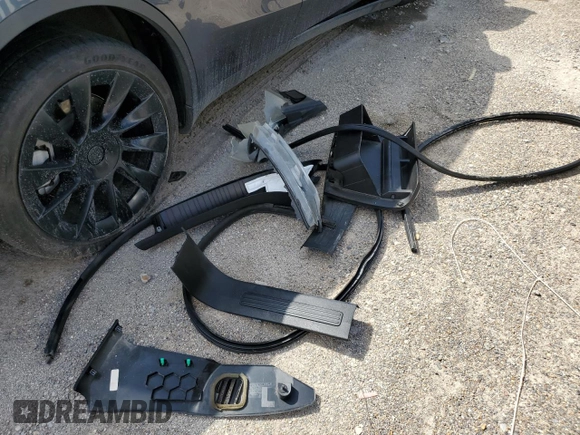2017 Ford Police Interceptor Utility z VIN 1FM5K8ARXHGB83143, wystawiony jako Copart lot #61688935 z przebiegiem Nie podano mil oraz Szkoda całkowita • Salvage title. Historia ofert i sprzedaży dostępna na DreamBid. Obrazek 13.
