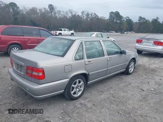 1999 Volvo S70 z VIN YV1LS55AXX1584296, wystawiony jako IAAI lot #41171386 z przebiegiem 163 872 mil mil oraz . Historia ofert i sprzedaży dostępna na DreamBid. Obrazek 4.